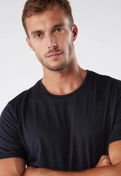 Intimissimi Herren KURZER PYJAMA AUS SUPIMA-BAUMWOLLE BASIC - Pyjama - Blu Notte 9 Intimissimi Herren KURZER PYJAMA AUS SUPIMA-BAUMWOLLE BASIC - Pyjama - Blu Notte -INTIMISSIMI Verkäufe 2727a3fc69504627bce29da32e321b77