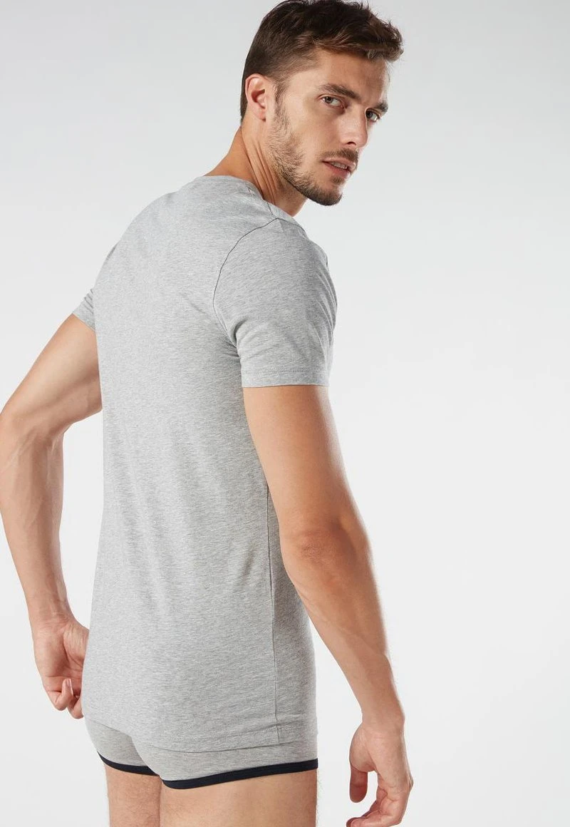 Intimissimi Herren T-SHIRT V-AUSSCHNITT AUS SUPIMA®-BAUMWOLLE - Unterhemd/-shirt - Grigio Melange 4 Intimissimi Herren T-SHIRT V-AUSSCHNITT AUS SUPIMA®-BAUMWOLLE - Unterhemd/-shirt - Grigio Melange – Bild 2