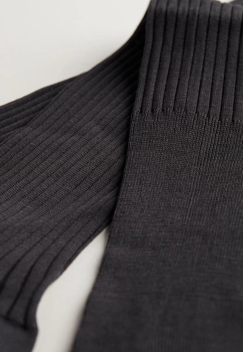 Intimissimi Herren LANGE STRÜMPFE AUS MERCERISIERTER BAUMWOLLE IN RIPPENSTRICK - Kniestrümpfe - Antracite 4 Intimissimi Herren LANGE STRÜMPFE AUS MERCERISIERTER BAUMWOLLE IN RIPPENSTRICK - Kniestrümpfe - Antracite – Bild 2