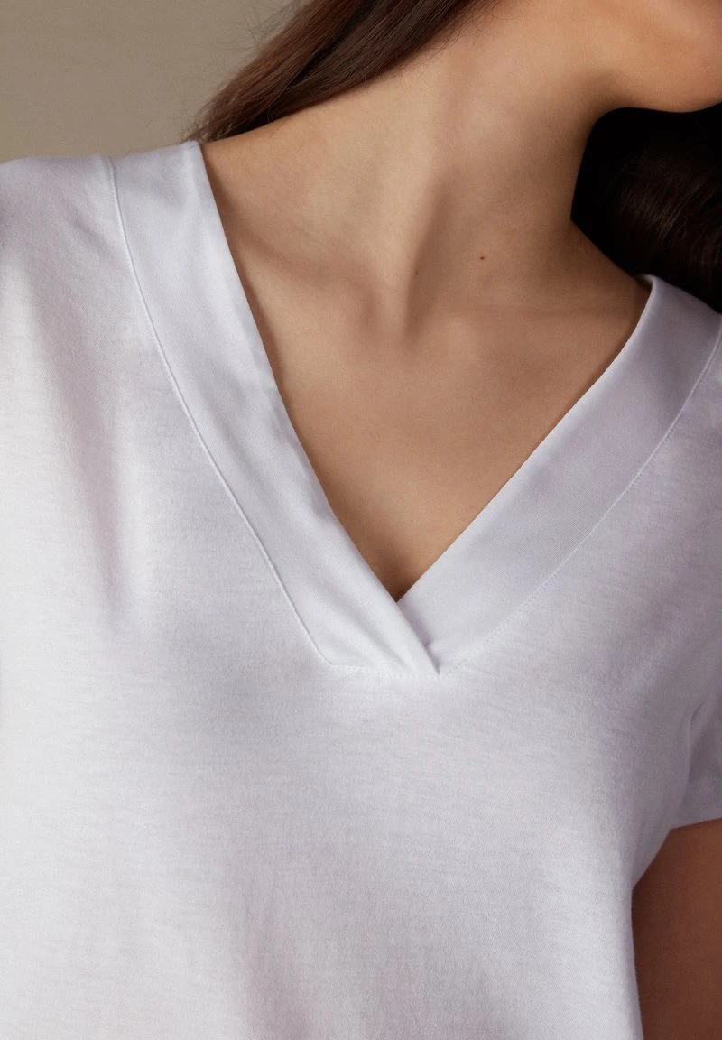 Intimissimi Damen DE MANGA CORTA Y ESCOTE DE PICO DE SUPIMA® ULTR - T-Shirt Basic - Weiss 5 Intimissimi Damen DE MANGA CORTA Y ESCOTE DE PICO DE SUPIMA® ULTR - T-Shirt Basic - Weiss – Bild 3