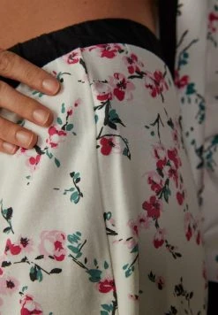 Intimissimi Damen Shorts - Weiß Powder White Flower Print 10 Intimissimi Damen Shorts - Weiß Powder White Flower Print -INTIMISSIMI Verkäufe c345a635fa1241549756e4e505a52fa6