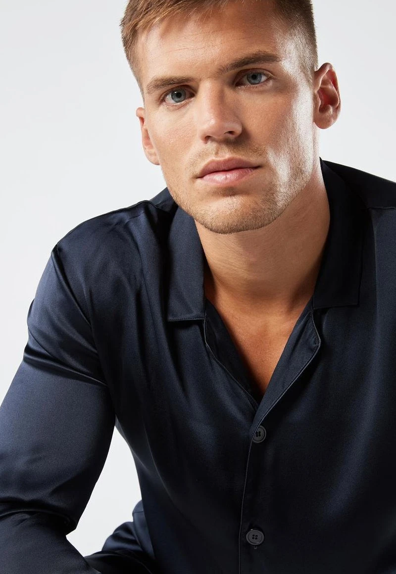 Intimissimi Herren LANGER SEIDENPYJAMA MIT PASPEL - Nachtwäsche Set - Blu Notte 5 Intimissimi Herren LANGER SEIDENPYJAMA MIT PASPEL - Nachtwäsche Set - Blu Notte – Bild 3